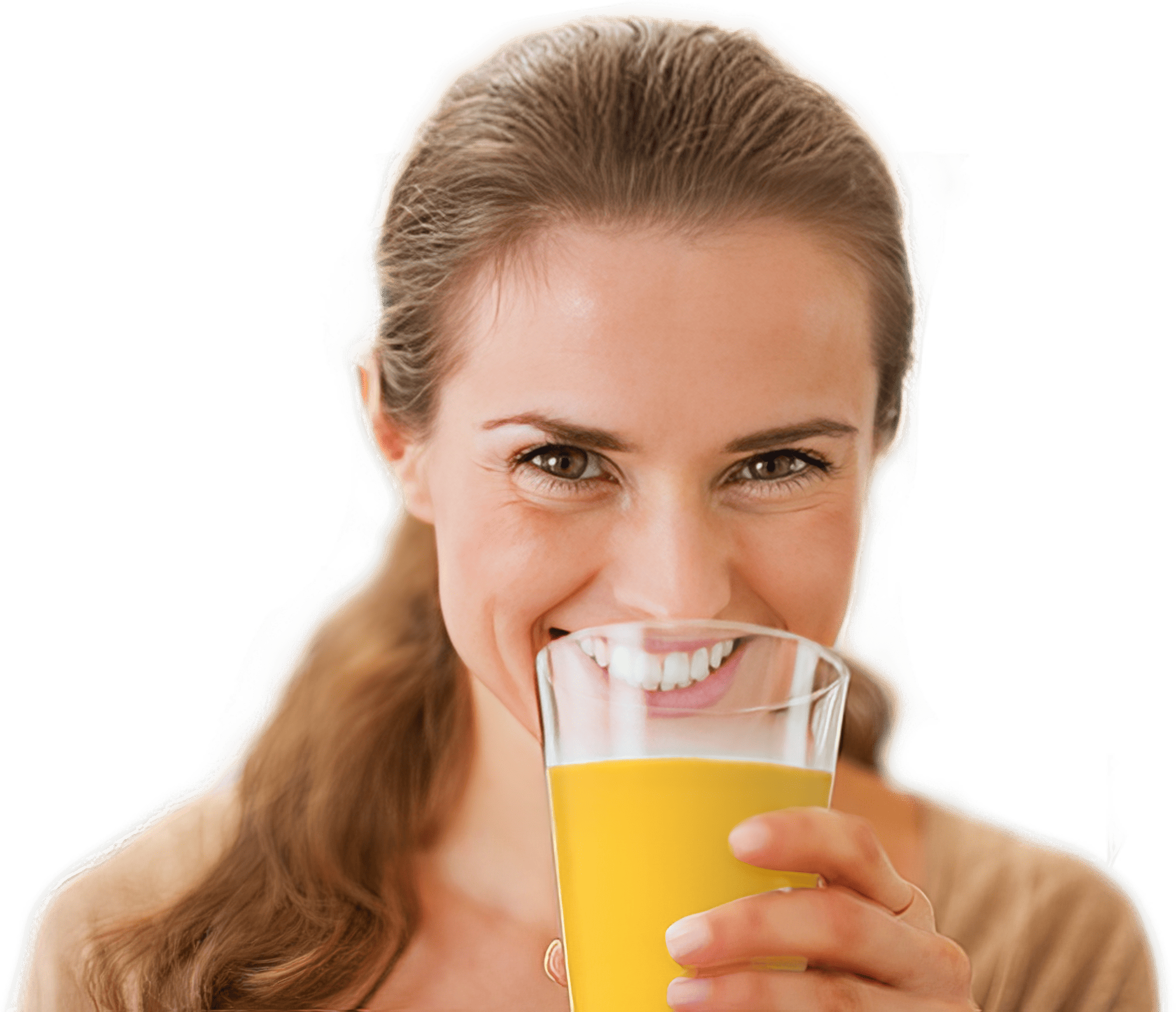 Lächelnde Frau mit Glas in der Hand